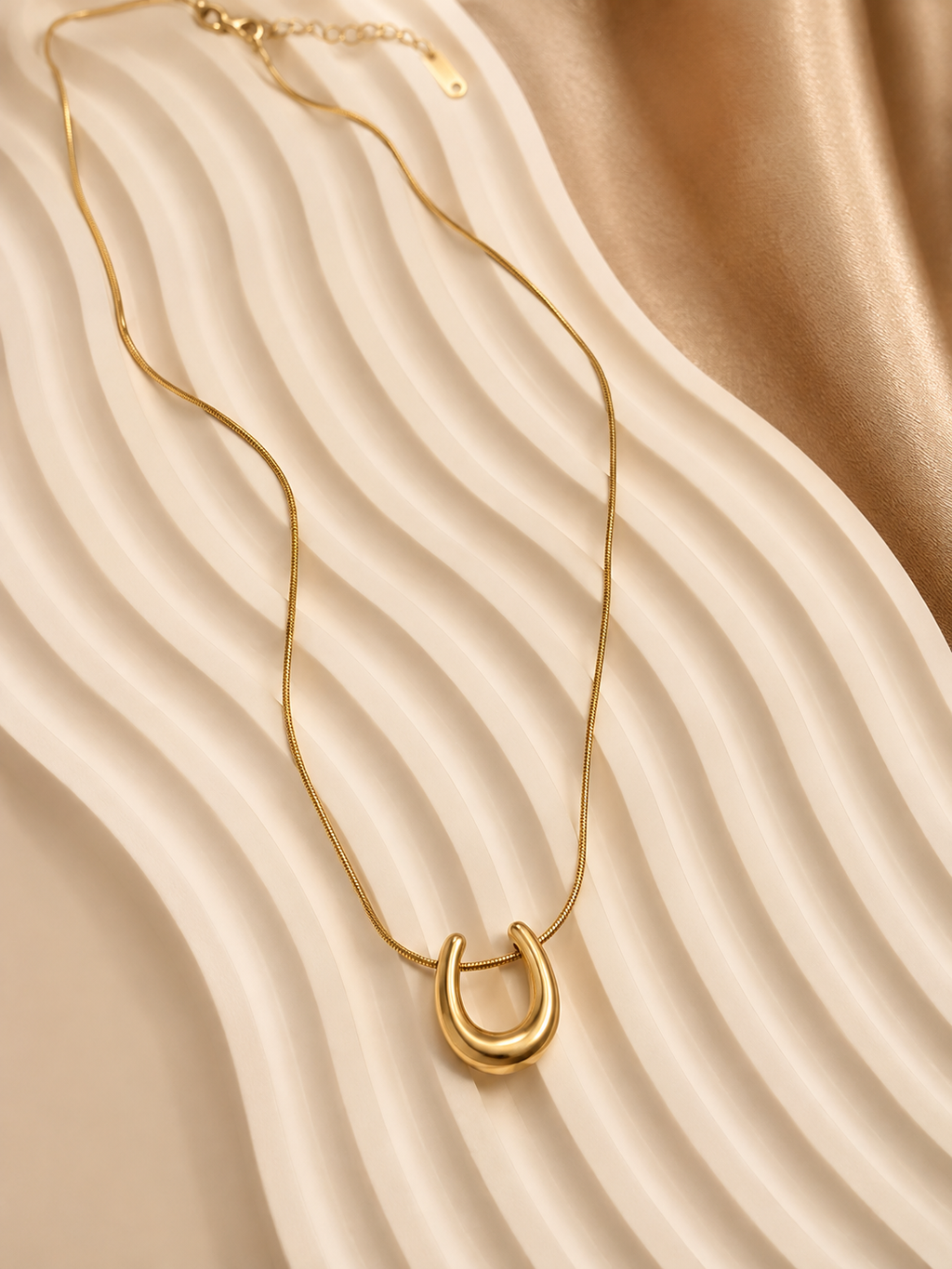 Lily gold horseshoe stainless necklace