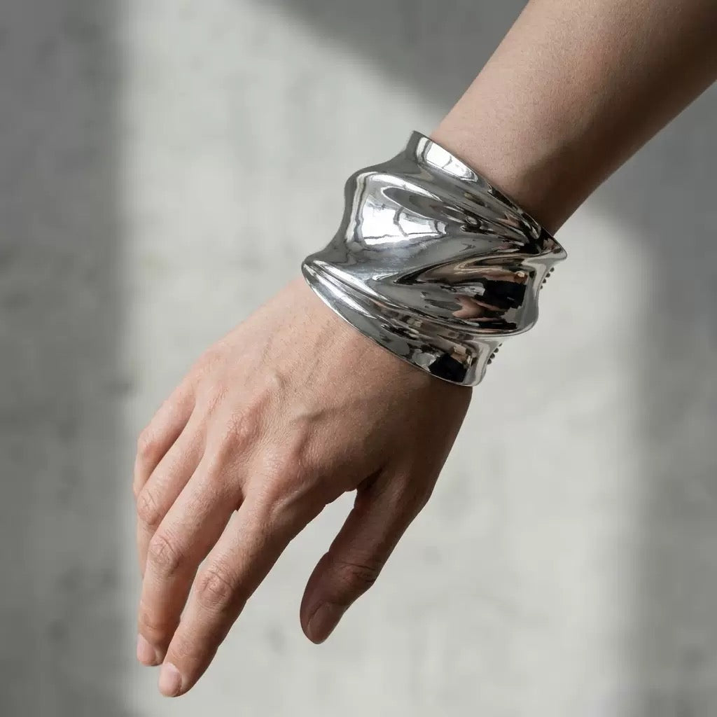 Zee wavy bangle