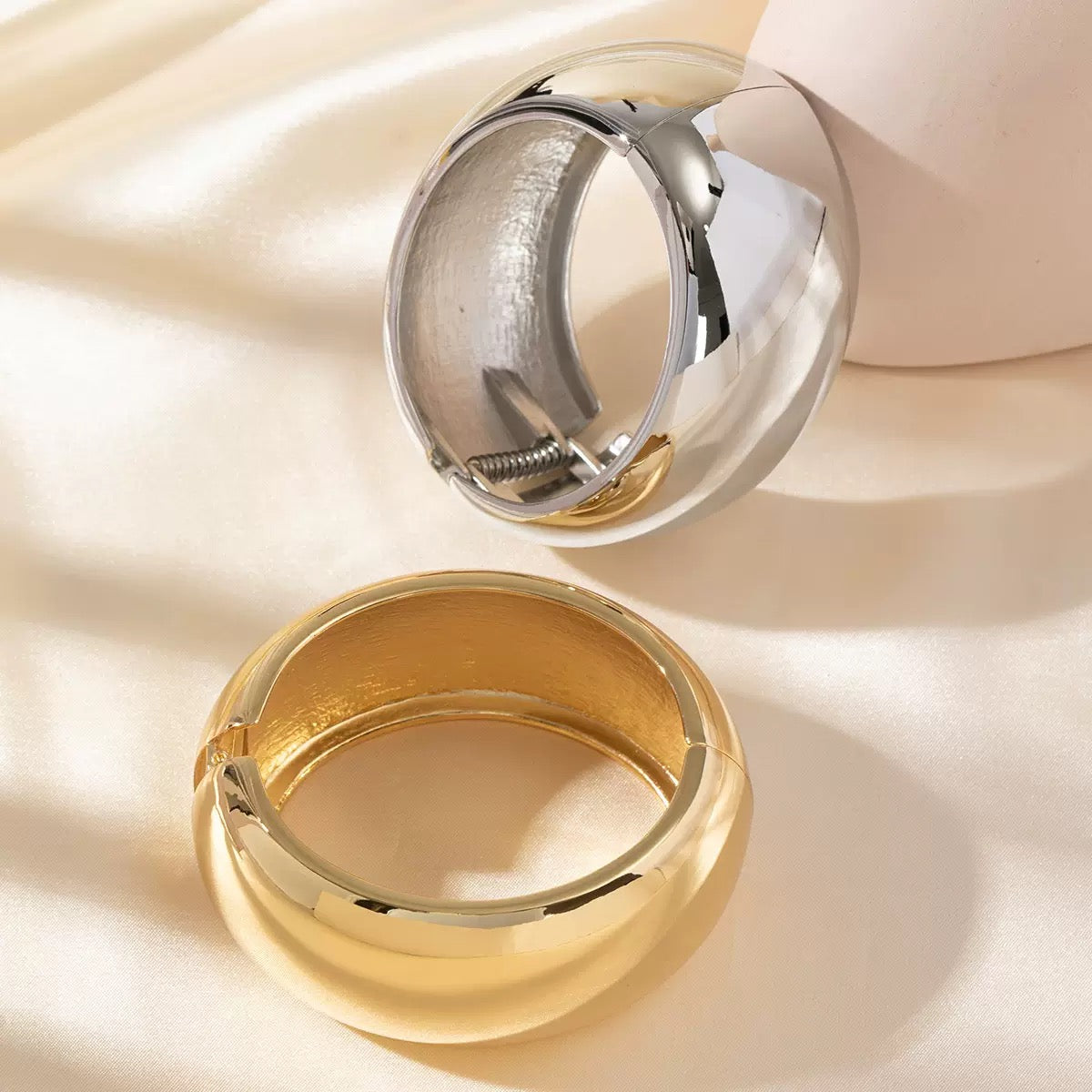 Round chunky bangle