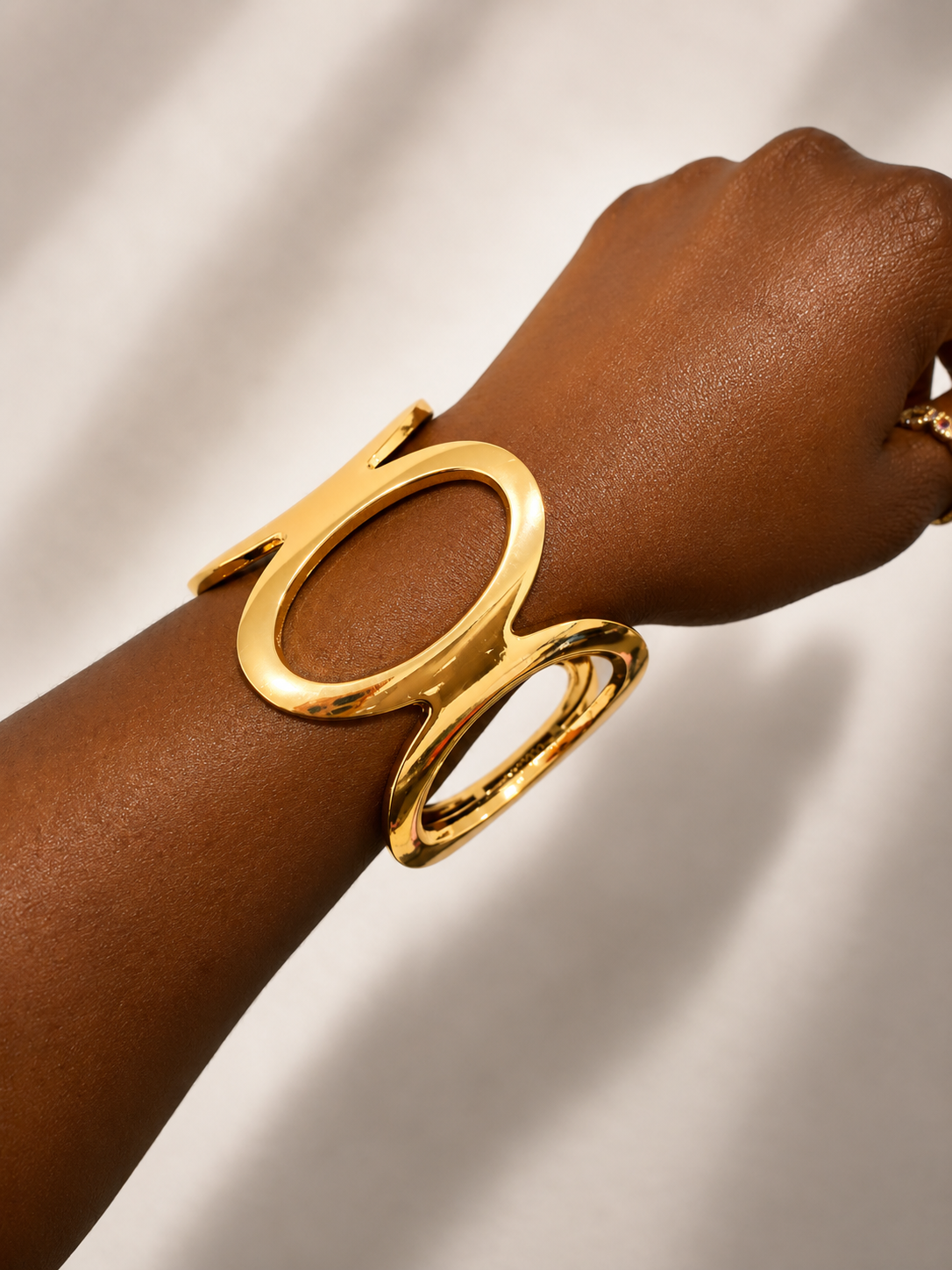 Oval loops bangle